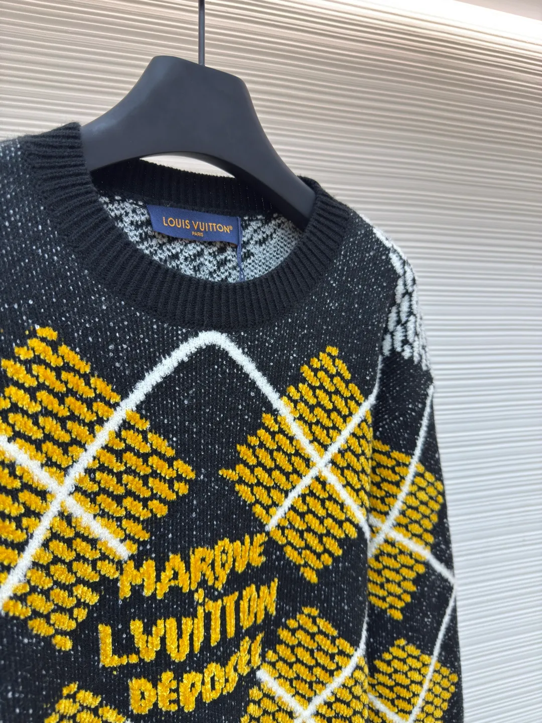 LOUIS VUITTON checkerboard checkered knitted sweater ●Authentic product: Purchased and developed for 14800 ●Item number: 1680234-B70 ●Fabric: wool blended fabric ●Technology: knitted ●Version: loose fit ●Weight: about 770 grams ●Size: XS-S-M-L ●Description: The white yarn is 50 wool special loop yarn, the black yarn is 28 count double-ply 50 wool blended yarn, the yellow yarn is 50 wool chenille, artificially finely patterned on the board, and the imported Stoll five-knitting machine is used to make the entire three-color sesame base jacquard process on the board. It is knitted using the latest wool-hanging machine. The newly knitted garment has many knots. It can be matched with the same style to create a fashionable look, and can be used in various occasions. It has customized accessories and complete three standards. It is the same style for men and women!